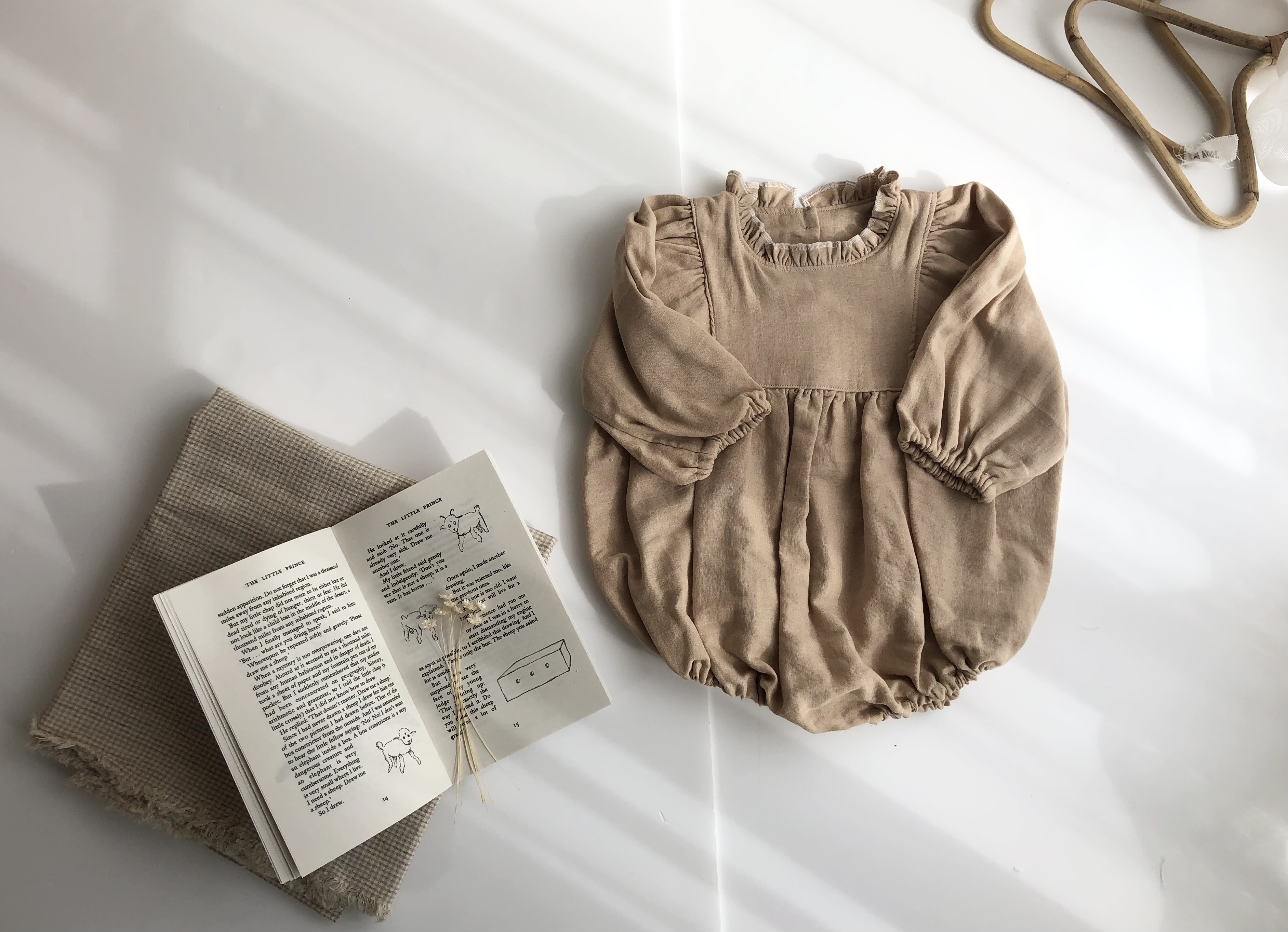 ギャザーたっぷりのベビーロンパース